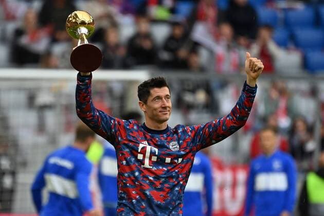 Bilder des Jahres 2021, Sport 08. August Sport Themen der Woche KW34 Robert LEWANDOWSKI (Bayern Muenchen), Ehrung mit der Trophaee, Cup Weltfussballer des Jahres, Einzelbild,angeschnittenes Einzelmotiv,Halbfigur,halbe Figur. Fussball 1. Bundesliga Saison 2021 2022, 3.Spieltag, Spieltag03 FC Bayern Muenchen-Hertha BSC Berlin am 28.08.2021, A L L I A N Z A R E N A Muenchen. *** Robert LEWANDOWSKI Bayern Muenchen , honor with the trophaee, cup world footballer of the year, single picture,cut single motive,half figure,half figure football 1 Bundesliga season 2021 2022, 3 matchday, matchday03 FC Bayern Muenchen Hertha BSC Berlin on 28 08 2021, A L L I A N Z A R E N A Muenchen