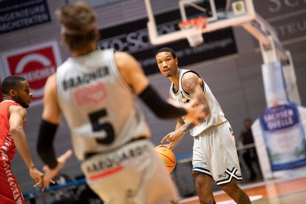 Test game season 2021 2022 Basketball Medipolis SC Jena vs s Oliver Würzburg on 28 8 2021 First game with spectators at Sparkassen Arena in 1 1 2 years right Rayshawn Simmons Jena on the ball Sparkassen Arena Jena