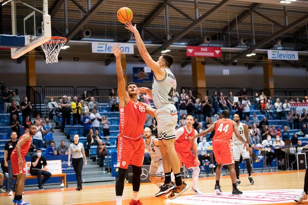 Test match season 2021 2022 basketball Medipolis SC Jena vs s Oliver Würzburg on 28 8 2021 First game with spectators at Sparkassen Arena in 1 1 2 years v re Alexander Herrera Jena with the throw against Filip Stanic Würzburg Sparkassen Arena Jena