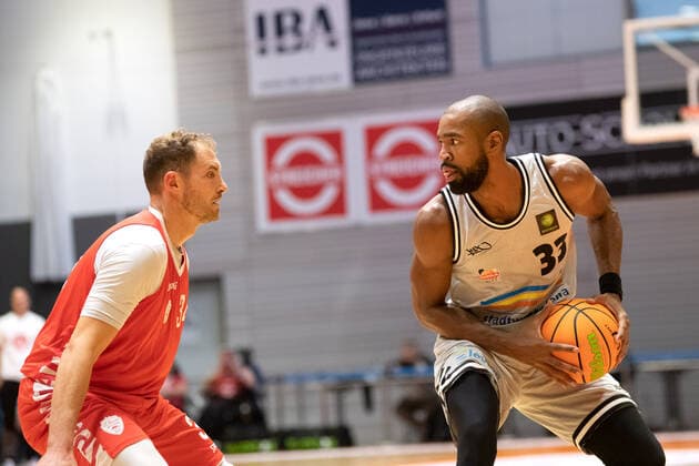 Test match season 2021 2022 basketball Medipolis SC Jena vs s Oliver Würzburg on 28 8 2021 First game with spectators at Sparkassen Arena in 1 1 2 years v re Brandon Thomas Jena on the ball vs Felix Hoffmann Würzburg Sparkassen Arena Jena