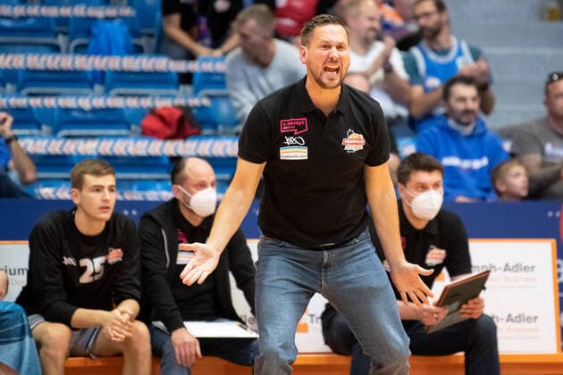 Test game season 2021 2022 Basketball Medipolis SC Jena vs s Oliver Würzburg on 28 8 2021 First game with spectators in the Sparkassen Arena for 1 1 2 years Coach Domenik Reinboth Jena energetic on the sidelines, Portrait Sparkassen Arena Jena
