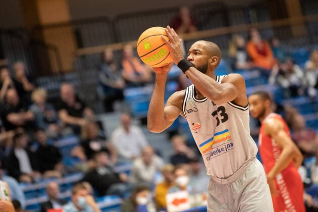 Test game season 2021 2022 Basketball Medipolis SC Jena vs s Oliver Würzburg on 28 8 2021 First game with spectators at Sparkassen Arena in 1 1 2 years Brandon Thomas Jena shooting a free throw, Portrait Sparkassen Arena Jena