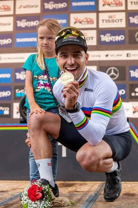 Bilder des Jahres 2021, Sport 08. August Sport Themen der Woche KW34 Sport Bilder des Tages 2021 UCI Mountain Bike World Championships Nino Schurter beats to Mathias Flueckiger, his Swiss National teammate on the final lap for win his 9th World Championship, WM, Weltmeisterschaft Mathias Flueckiger was second (silver medal) and Victor Koretzky third (bronze medal)On August 28, 2021 in Val di Sole, Italy. Val Di Sole Italy martinezdelapuente-notitle210828_npELn  Copyright: xJavierxMartinezxdexlaxPuentex