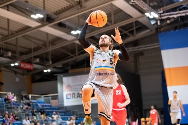 Test game season 2021 2022 Basketball Medipolis SC Jena vs s Oliver Würzburg on 28 8 2021 First game with spectators in Sparkassen Arena in 1 1 2 years Nico Brauner Jena , with the basket Sparkassen Arena Jena