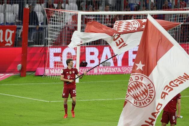 Thomas Mueller 25 FC Bayern Muenchen waves the flag, FC Bayern Muenchen vs Hertha BSC Berlin, 1 Bundesliga, 3 Spieltag, 28 08 2021 DFB regulations prohibit any use of photographs as image sequences and or quasi video Muenchen Bayern Deutschland Copyright: xkolbert-press ChristianxKolbertx