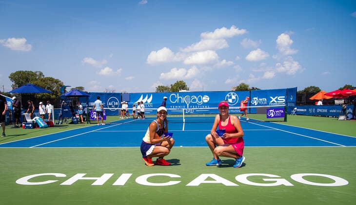 August 28, 2021, CHICAGO, UNITED STATES: Raluca Olaru of Romania & Nadiia Kichenok of Ukraine with their champions trophies after the doubles final the 2021 WTA, Tennis Damen Chicago Womens Open WTA 250 tennis tournament CHICAGO UNITED STATES - ZUMAa181 20210828_zaa_a181_051 Copyright: xRobxPrangex