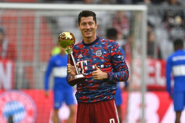 Robert LEWANDOWSKI Bayern Muenchen , Honour with the trophy, Cup world footballer of the year, single picture,cut single motive, half figure,half figure Football 1 Bundesliga Season 2021 2022, 3 Matchday, Matchday03 FC Bayern Muenchen Hertha BSC Berlin 5 0 on 28 08 2021, A L L I A N Z A R E N A Muenchen