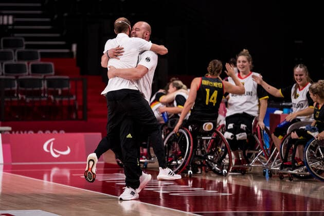 Tokyo 2020 Paralympic Games Wheelchair Basketball , 29 08 2021 TOKYO, JAPAN 29 August Wheelchair Basketball, Japan vs Germany Women, on Day 5 of the Tokyo 2020 Paralympic Games at Ariake Arena on 29 08 2021 in Tokyo Japan Dennis Nohl Head Coach Germany and Andre Hopp Assistant Coach Germany Jump for Joy The Team Cheers Copyright: xBEAUTIFULxSPORTS Wunderlx