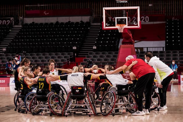 Tokyo 2020 Paralympic Games Wheelchair Basketball , 29 08 2021 TOKYO, JAPAN 29 August Wheelchair basketball, Japan vs Germany women, on Day 5 of the Tokyo 2020 Paralympic Games at Ariake Arena on 29 08 2021 in Tokyo Japan team circle after the win. Copyright: xBEAUTIFULxSPORTS Wunderlx