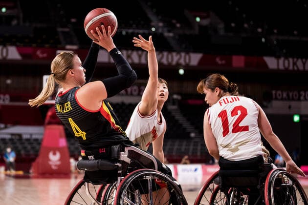 Tokyo 2020 Paralympic Games Wheelchair Basketball , 29 08 2021 TOKYO, JAPAN 29 August Wheelchair Basketball, Japan vs Germany Women, on Day 5 of the Tokyo 2020 Paralympic Games at Ariake Arena on 29 08 2021 in Tokyo Japan Mareike Miller 4, Germany , Mari Amimoto 15, Japan Copyright: xBEAUTIFULxSPORTS Wunderlx