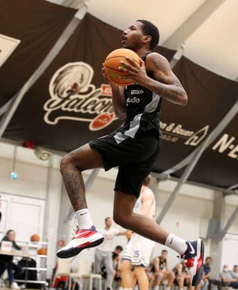 28 08 2021 Basketball Season 2021 2022 2 Bundesliga Pro A Test Match Friendly Match Nürnberg Falcons Basketball Club NBC USK Prague DaMa Dupree Mc Brayer 1, Nürnberg Falcons BC NBC flies towards basket