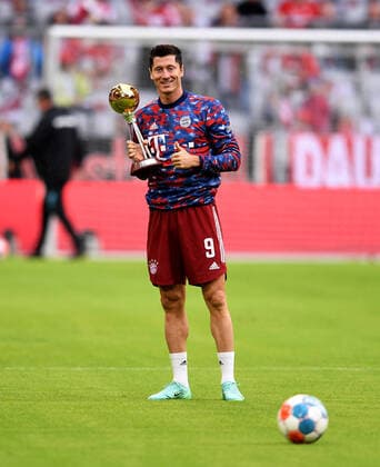 Football 1 Bundesliga Season 2021 2022 3 Matchday FC Bayern Muenchen Hertha BSC Berlin 28 08 2021 Robert Lewandowski FC Bayern Muenchen Footballer of the Year with the award, Golden Ball