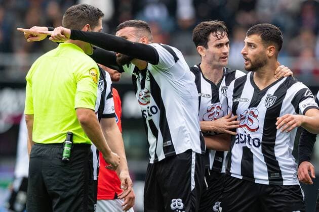 Bilder des Jahres 2021, Sport 08. August Sport Themen der Woche KW34 ALMELO, Stadium Erve Asito, 29-08-2021 , season 2021 2022 , Dutch Eredivisie. Referee Jochem Kamphuis, Heracles Almelo player Rai Vloet, Heracles Almelo player Luca de la Torre, Heracles Almelo player Sinan Bakis red card during the match Heracles - NEC Heracles - NEC  x13194971x Copyright: