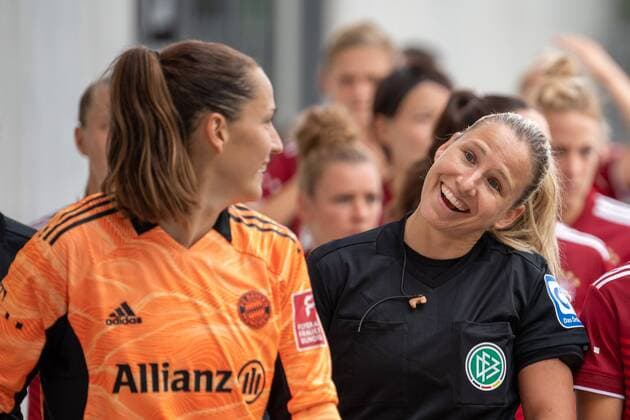 Laura Benkarth 1 (FC Bayern Frauen), Schiedsrichter Ines Appelmann, FC Bayern Frauen Muenchen vs. SV Werder Bremen, Flyeralarm Frauen-Bundesliga, 290821 DFL REGULATIONS PROHIBIT ANY USE OF PHOTOGRAPHS AS IMAGE SEQUENCES AND OR QUASI VIDEO. (kolbert-press) Muenchen Bayern Deutschland *** Laura Benkarth 1 FC Bayern Frauen , Referee Ines Appelmann, FC Bayern Frauen Muenchen vs SV Werder Bremen, Flyeralarm Frauen Bundesliga, 290821 DFL REGULATIONS PROHIBIT ANY USE OF PHOTOGRAPHS AS IMAGE SEQUENCES AND OR QUASI VIDEO kolbert press Muenchen Bayern Germany Copyright: xkolbert-press UlrichxGamelx
