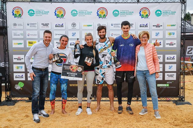 Raphael Schäfer Landtag Saarland left and Marion Jost Mayor of Saarlouis right frame the winners of 2021 CIMATTI, Sofia ITA and NOBILE, Nicole ITA , and GIOVANNINI, Tommaso ITA and BURMAKIN, Nikita RUS , ITF Beach Tennis World Tour Sand Series Saarlouis 2021, Saarlouis, Kleiner Markt, 29 08 2021,