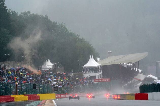FORMULA 1 ROLEX BELGIAN GRAND PRIX 2021 29 08 2021, Circuit de Spa Francorchamps, Spa Franchorchamps, FORMULA 1 ROLEX BELGIAN GRAND PRIX 2021 , in picture The spectators celebrate the start with smoke bombs. nordphotoxGmbHx xBratic nph00250