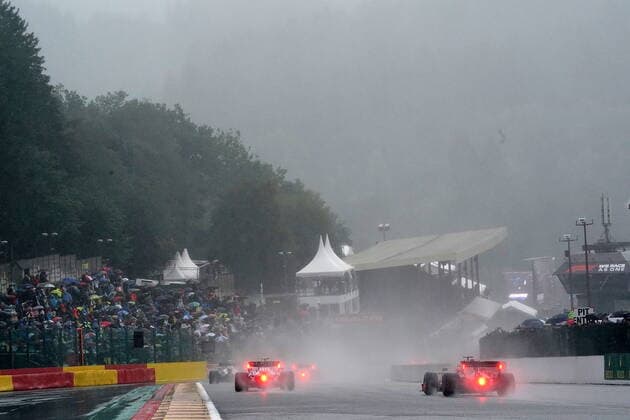 FORMULA 1 ROLEX BELGIAN GRAND PRIX 2021 29 08 2021, Circuit de Spa Francorchamps, Spa Franchorchamps, FORMULA 1 ROLEX BELGIAN GRAND PRIX 2021 , in picture The cars drive past the spectators in the direction of the Eau Rouge nordphotoxGmbHx xBratic nph00250