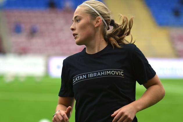 IMAGO Iconic Moments, Fußball - Frauen Tunavallen, Eskilstuna, Sweden, Paulina Nystrom (10 Eskilstuna) with her role model on the t-shirt during warmup ahead of the game in the Swedish League OBOS Damallsvenskan on August 29 2021 between Eskilstuna and Pitea at Tunevallen in Eskilstuna, Sweden Peter Sonander SPP OBOS Damallsvenskan - Eskilstuna United DFF v Pitea IF 