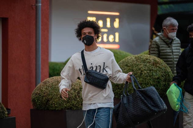 Leroy Sane (GER). Deutschland, Stuttgart, 29.08.2021, Fussball, Nationalmannschaft, WM-Qualifikation, Ankunft der Spieler im Teamhotel, Saison 2021 2022, Vorbereitung, Wald Hotel Foto: A2 Bildagentur Peter Hartenfelser *** Leroy Sane GER Germany, Stuttgart, 29 08 2021, football, national team, world cup qualification, players arrival at team hotel, 2021 2022 season, preparation, forest hotel photo A2 Bildagentur Peter Hartenfelser