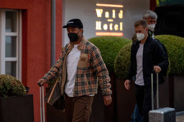 Serge Gnabry und Joshua Kimmich (GER). Deutschland, Stuttgart, 29.08.2021, Fussball, Nationalmannschaft, WM-Qualifikation, Ankunft der Spieler im Teamhotel, Saison 2021 2022, Vorbereitung, Wald Hotel Foto: A2 Bildagentur Peter Hartenfelser *** Serge Gnabry and Joshua Kimmich GER Germany, Stuttgart, 29 08 2021, football, national team, world cup qualification, players arrival at team hotel, 2021 2022 season, preparation, forest hotel photo A2 Bildagentur Peter Hartenfelser