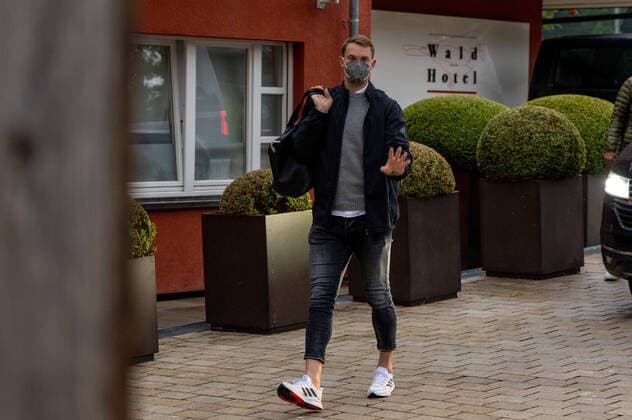 Torwart Manuel Neuer (GER). Deutschland, Stuttgart, 29.08.2021, Fussball, Nationalmannschaft, WM-Qualifikation, Ankunft der Spieler im Teamhotel, Saison 2021 2022, Vorbereitung, Wald Hotel Foto: A2 Bildagentur Peter Hartenfelser *** Goalkeeper Manuel Neuer GER Germany, Stuttgart, 29 08 2021, football, national team, world cup qualification, players arrival at team hotel, season 2021 2022, preparation, forest hotel photo A2 Bildagentur Peter Hartenfelser