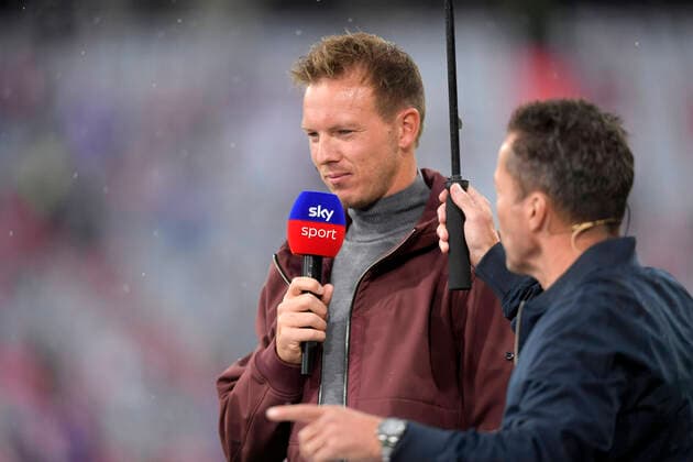 28 08 2021, Football 1 Bundesliga 2021 2022, 3 Matchday, FC Bayern Munich Hertha BSC Berlin, at Allianz Arena Munich re Lothar Matthäus TV expert ,holding the umbrella for coach Julian Nagelsmann FC Bayern Munich DFL and DFB regulations prohibit any use of photographs as image sequences and or quasi video