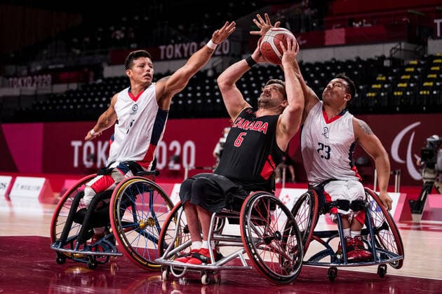 Tokyo 2020 Paralympic Games Wheelchair Basketball , 30 08 2021 TOKYO, JAPAN 30 August Wheelchair Basketball, Colombia Canada Men, on Day 6 of the Tokyo 2020 Paralympic Games at Ariake Arena on 30 08 2021 in Tokyo Japan Jhon Edison Hernandez Villamizar 19, Colombia , Robert Hedges 6, Canada , Jhoan Sebastian Vargas Ortega 23, Colombia Copyright: xBEAUTIFULxSPORTS Wunderlx