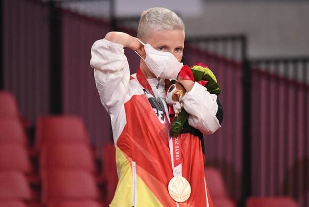6637098 30.08.2021 Bronze medalist Germany s Stephanie Grebe takes her protective mask off during the awarding ceremony for the women s singles class 6 match of Table tennis, Tischtennis events at the Tokyo 2020 Paralympic Games at Tokyo Metropolitan Gymnasium in Tokyo, Japan. Pavel Bednyakov Sputnik Japan Paralympics 2020 Table Tennis  1ac6300e1f20586b