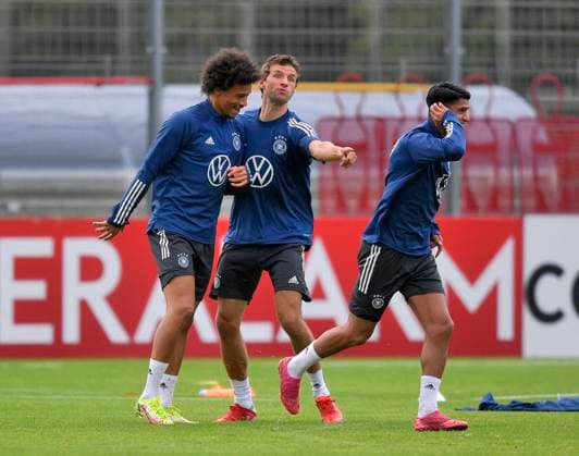 30 08 2021, Football World Cup Qualification 2021 22 Group J, training at GAZI Stadium Stuttgart, before the DFB international match Liechtenstein Germany in St Gallen Leroy Sane Germany and Thomas Müller Germany fool around
