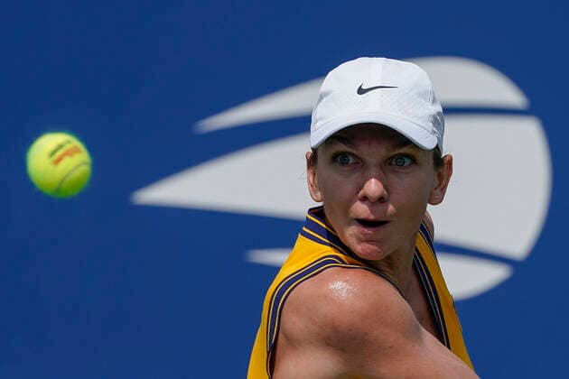 Sport Bilder des Tages Simona Halep, of Romania, returns a shot to Camila Giorgi, of Italy, during the first round of the US Open tennis championships, Monday, Aug. 30, 2021, in New York. (AP Photo John Minchillo) Copyright: xJohnxMinchillox
