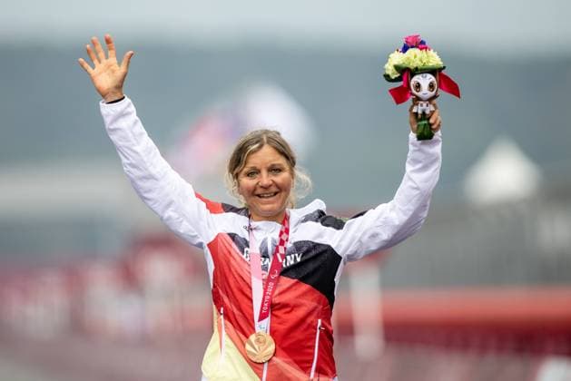 Sport Bilder des Tages PARALYMPICS - Paralympic Summer Games Tokyo 2020 TOKYO,JAPAN,31.AUG.21 - PARALYMPICS, CYCLING ROAD - Paralympic Summer Games Tokyo 2020, ladies, time trial, medal ceremony. Image shows the rejoicing of Kerstin Brachtendorf (GER). Keywords: medal.  GEPAxpictures xMaticxKlansek