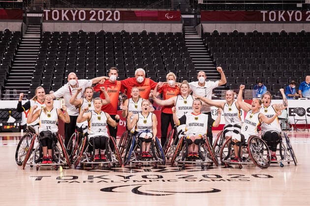 Tokyo 2020 Paralympic Games Wheelchair Basketball , 31 08 2021 TOKYO, JAPAN 31 August Wheelchair Basketball, Quarterfinal Germany vs Spain Women, on Day 7 of the Tokyo 2020 Paralympic Games at Ariake Arena on 31 08 2021 in Tokyo Japan The cheering team after advancing to the quarterfinals First row Svenja Mayer 13, Germany , Anne Patzwald 7, Germany , Catharina Weiss 6, Germany , Annabel Breuer 12, Germany , Laura Fuerst 9, Germany Second row Mareike Miller 4, Germany , Lena Knippelmeyer 14, Germany , Katharina Lang 8, Germany , Barbara Gross 15, Germany , Lisa Bergenthal 10, Germany , Maya Lindholm 11, Germany Third row Dennis Nohl Head Coach Germany , Stefan Kremer Physiotherapist , Damaris Essing Doctor , Andre Hopp Assistant Coach Germany Copyright: xBEAUTIFULxSPORTS Wunderlx