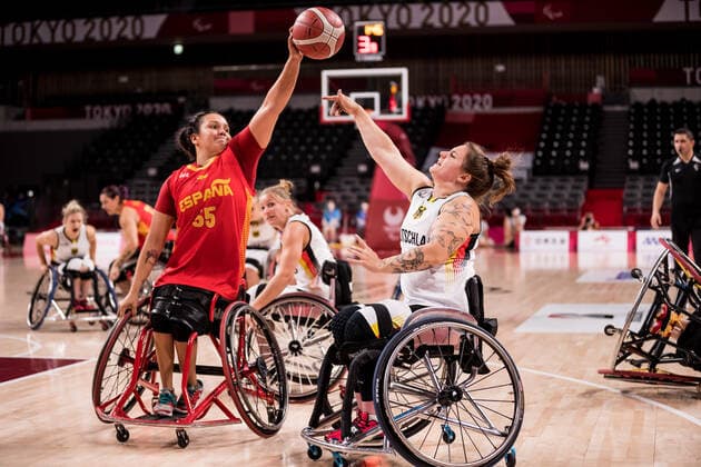 Tokyo 2020 Paralympic Games Wheelchair Basketball , 31 08 2021 TOKYO, JAPAN 31 August Wheelchair Basketball, Quarterfinal Germany vs Spain Women, on Day 7 of the Tokyo 2020 Paralympic Games at Ariake Arena on 31 08 2021 in Tokyo Japan Isabel De Jesus Lopez 55, Spain , Maya Lindholm 11, Germany Copyright: xBEAUTIFULxSPORTS Wunderlx