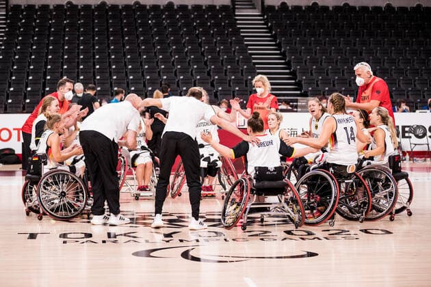 Tokyo 2020 Paralympic Games Wheelchair Basketball , 31 08 2021 TOKYO, JAPAN 31 August Wheelchair basketball, quarterfinal Germany vs Spain women, on day 7 of the Tokyo 2020 Paralympic Games at Ariake Arena on 31 08 2021 in Tokyo Japan Team circle of German women on the Paralympics logo after the win Copyright: xBEAUTIFULxSPORTS Wunderlx