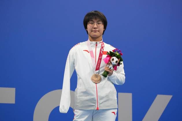 (210831) -- TOKYO, Aug. 31, 2021 -- Jiang Yuyan of China attends the medal ceremony of the women s 100m freestyle S7 final of swimming event at the Tokyo 2020 Paralympic Games in Tokyo, Japan, Aug. 31, 2021. ) (TOKYO2020)JAPAN-TOKYO-PARALYMPICS-SWIMMING-WOMEN S 100M FREESTYLE S7-FINAL ZhuxWei 