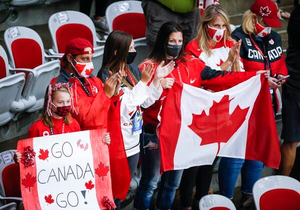 August 31, 2021, Calgary, ab, Canada: Family members cheer on Team Canada prior to first period gold medal final IIHF Women s World Championship, WM, Weltmeisterschaft hockey action against the United States in Calgary, Tuesday, Aug. 31, 2021. Canada News - August 31, 2021 - ZUMAc35_ 20210831_zaf_c35_066 Copyright: xJeffxMcintoshx