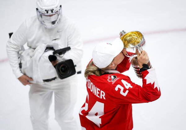 August 31, 2021, Calgary, ab, Canada: Team Canada s Natalie Spooner kisses the trophy while celebrating defeating the United States to win gold at the IIHF Women s World Championship, WM, Weltmeisterschaft in Calgary, Tuesday, Aug. 31, 2021. Natalie Spooner  - ZUMAc35_ 20210831_zaf_c35_103 Copyright: xJeffxMcintoshx