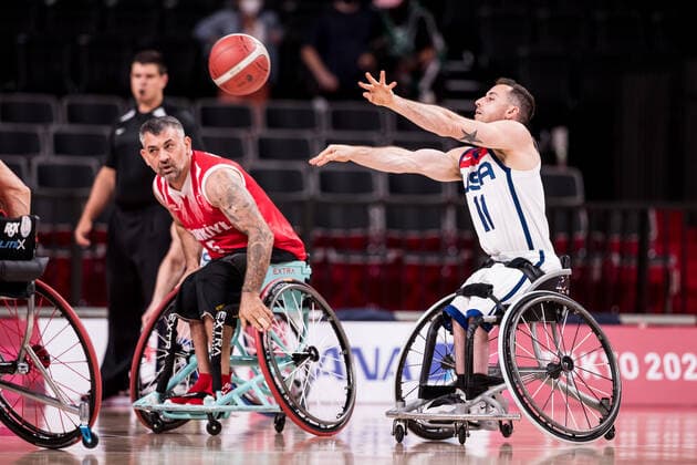 Tokyo 2020 Paralympic Games Wheelchair Basketball , 01 09 2021 TOKYO, JAPAN 01 September Wheelchair Basketball, Turkey vs USA Mens Quarterfinals, on Day 8 of the Tokyo 2020 Paralympic Games at Ariake Arena on 01 09 2021 in Tokyo Japan Oezguer Guerbulak 5, Turkey , Steven Serio 11, USA Copyright: xBEAUTIFULxSPORTS Wunderlx