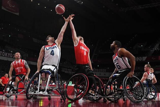 6639126 01.09.2021 Turkey s Mucahit Gunaydin, right in center, and Joshua Turek, of the United States, left, struggle for the ball during the men s wheelchair basketball quarterfinal match between Turkey and the United States at the Tokyo 2020 Paralympic Games at Ariake Arena in Tokyo, Japan. Pavel Bednyakov Sputnik Japan Paralympics 2020 Wheelchair Basketball Men Turkey - USA  9339e6c3bf2ee0be