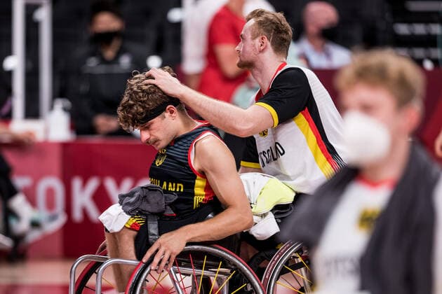 Tokyo 2020 Paralympic Games Wheelchair Basketball , 01 09 2021 TOKYO, JAPAN 01 September Wheelchair basketball, quarterfinal Spain vs Germany men, on day 8 of the Tokyo 2020 Paralympic Games at Ariake Arena on 01 09 2021 in Tokyo Japan Jan Sadler 11, Germany troestet Christopher Huber 7, Germany after the defeat. Copyright: xBEAUTIFULxSPORTS Wunderlx