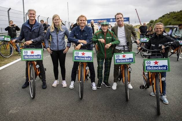 ZANDVOORT David Coulthard, Beitske Visser, Nico Rosberg, Sir Jackie Stewart, Robert Doornbos and Jan Lammers lr pose during a bike ride on the circuit For the first time in 36 years, the Formula 1 race Dutch Grand Prix Zandvoort will be held at Circuit Zandvoort ANP VINCENT JANNINK xVIxANPxSportx xxANPxIVx 436625480