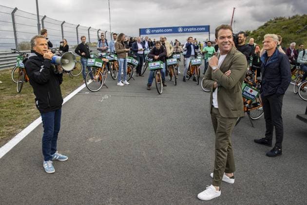 ZANDVOORT Jan Lammers explains the renovated circuit on the right Robert Doornbos and David Coulthard lr during a bike ride on the circuit For the first time in 36 years, the Formula 1 race Dutch Grand Prix Zandvoort will be held at Circuit Zandvoort ANP VINCENT JANNINK xVIxANPxSportx xxANPxIVx 436625770