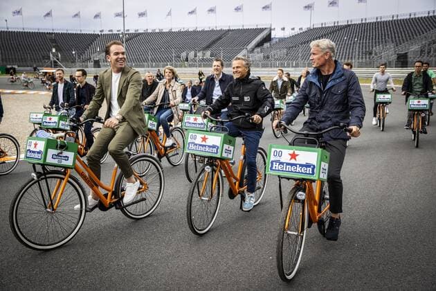 ZANDVOORT Robert Doornbos, Jan Lammers and David Coulthard lr are cycling around the circuit For the first time in 36 years, the Formula 1 race Dutch Grand Prix Zandvoort will be held at Circuit Zandvoort ANP VINCENT JANNINK xVIxANPxSportx xxANPxIVx 436626009