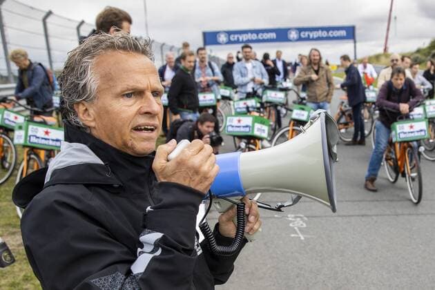 ZANDVOORT Jan Lammers explains the renovated circuit during a bike ride around the circuit For the first time in 36 years, the Formula 1 race Dutch Grand Prix Zandvoort will be held at Circuit Zandvoort ANP VINCENT JANNINK xVIxANPxSportx xxANPxIVx 436626097
