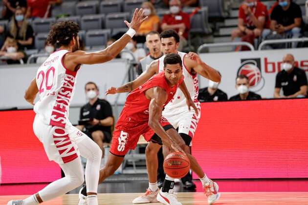 Center Kenneth Ogbe Brose Bamberg, 25 left 20 Jeremy Morgan Telekom Baskets Bonn Brose Bamberg Telekom Baskets Bonn easyCredit BBL Basketball Bundesliga Basketball season 2021 22 Test match Preparatory match, 01 09 2021 Bamberg, Brose Arena Copyright: DanielxLöb
