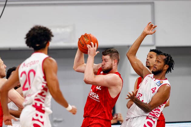 Center Martinas Geben Brose Bamberg, 22 right 04 Justin Gorham Telekom Baskets Bonn Brose Bamberg Telekom Baskets Bonn easyCredit BBL Basketball Bundesliga Basketball Saison 2021 22 Testspiel Vorbereitungsspiel, 01 09 2021 Bamberg, Brose Arena Copyright: DanielxLöb