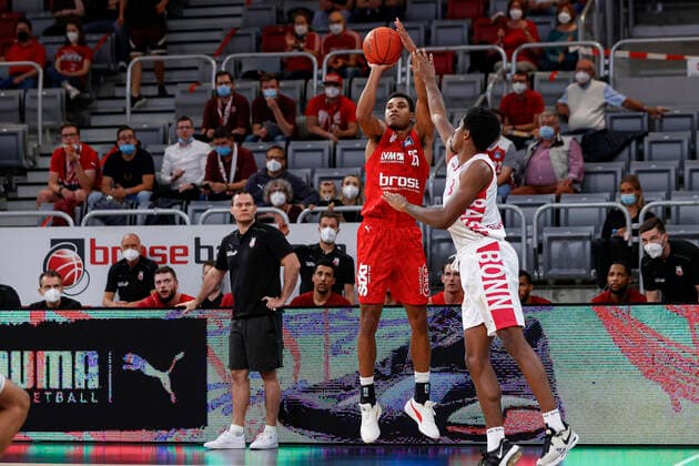 leftKenneth Ogbe Brose Bamberg, 25 right 03 Tyson Ward Telekom Baskets Bonn Brose Bamberg Telekom Baskets Bonn easyCredit BBL Basketball Bundesliga Basketball season 2021 22 Test match Preparatory match, 01 09 2021 Bamberg, Brose Arena Copyright: DanielxLöb