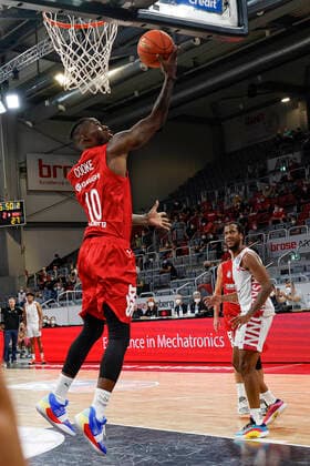 left Derek Cooke Jr Brose Bamberg, 10 right 04 Justin Gorham Telekom Baskets Bonn Brose Bamberg Telekom Baskets Bonn easyCredit BBL Basketball Bundesliga Basketball season 2021 22 Test match Preparatory match, 01 09 2021 Bamberg, Brose Arena Copyright: DanielxLöb