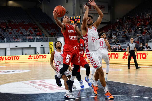 left Justin Robinson Brose Bamberg, 12 right 07 Mark Mboya Kotieno Telekom Baskets Bonn Brose Bamberg Telekom Baskets Bonn easyCredit BBL Basketball Bundesliga Basketball season 2021 22 Test match Preparatory match, 01 09 2021 Bamberg, Brose Arena Copyright: DanielxLöb
