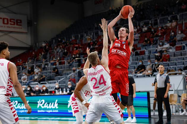 right Omar Prewitt Brose Bamberg, 04 left 24 Tim Hasbargen Telekom Baskets Bonn Brose Bamberg Telekom Baskets Bonn easyCredit BBL Basketball Bundesliga Basketball season 2021 22 test match preparation match, 01 09 2021 Bamberg, Brose Arena Copyright: DanielxLöb